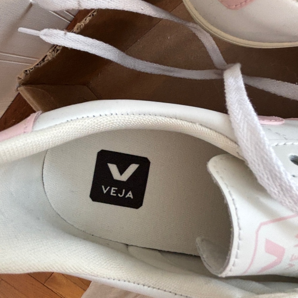 Veja Women's Sneakers in White and Soft Pink  Size 7. Never worn - Picture 3 of 4